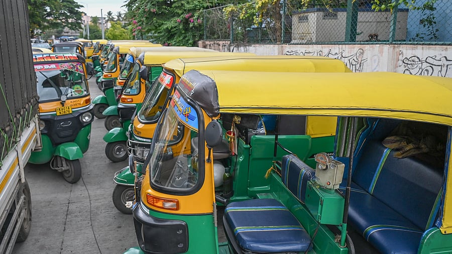 <div class="paragraphs"><p>Autorickshaw parked in line.</p></div>